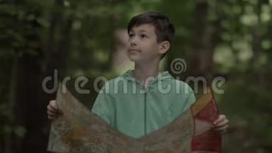 有趣的男孩在森林里看<strong>地图</strong>，<strong>地标</strong>，户外